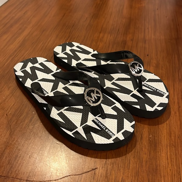 Michael Kors Jetset Flip Flops Sandals shoes new black white Girls